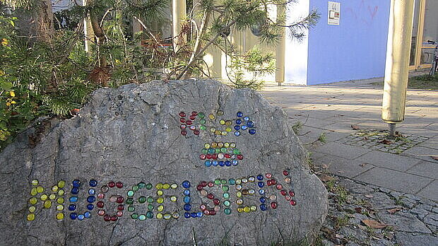 Stein am Eingang des Kindergartens