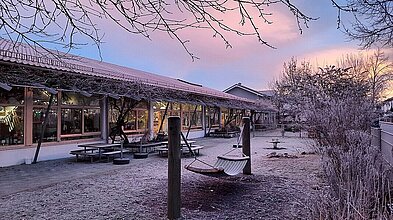 Außenbereich Kindergarten im Winter