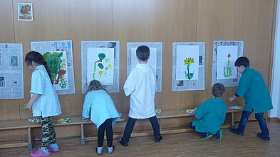 Kinder beim Malen